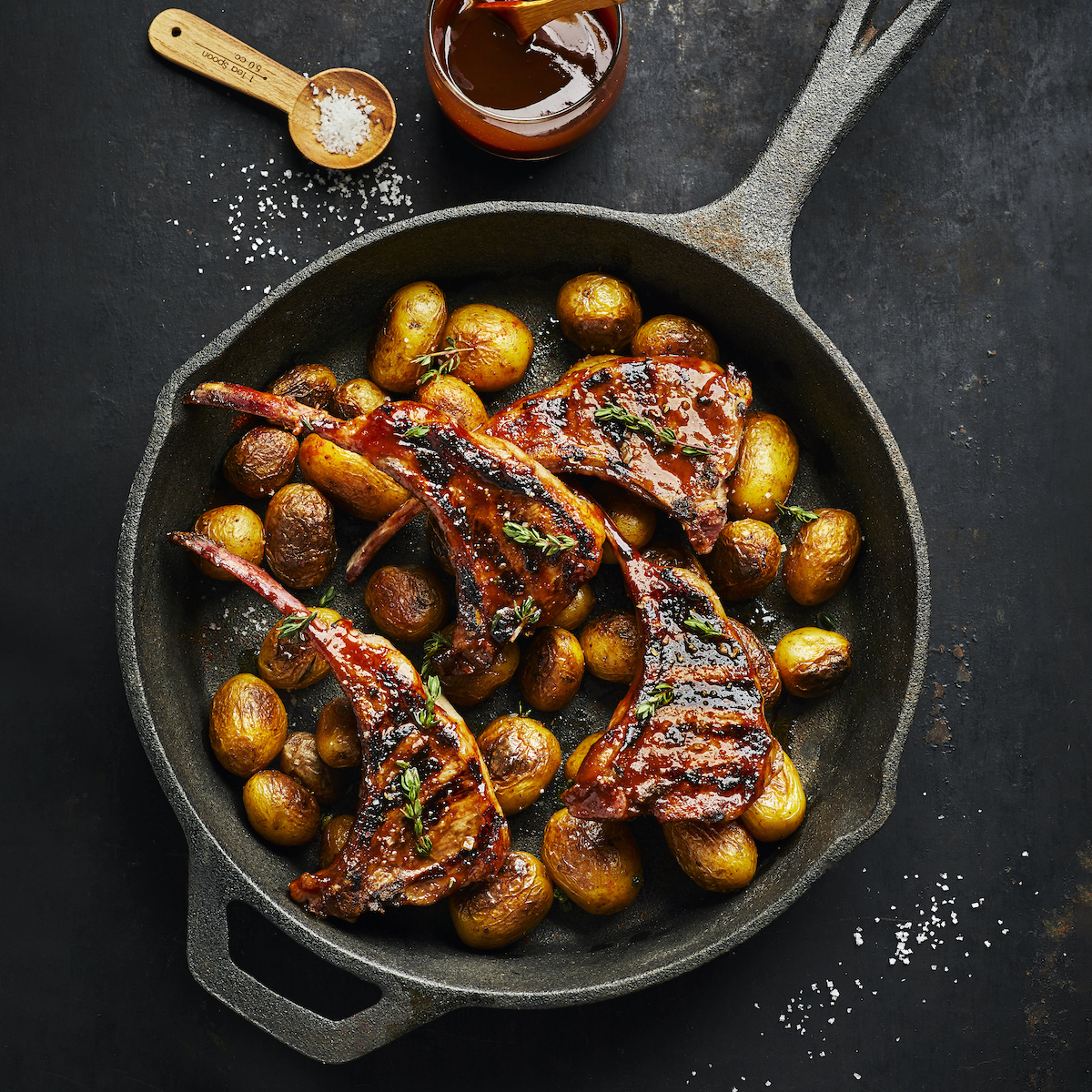 Côtes d'agneau sauce barbecue et pommes de terre grenaille