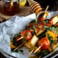 Brochettes d'halloumi au miel et aux légumes d'été