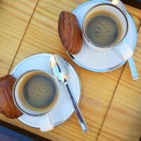 Cafés et formidables madeleines