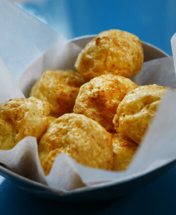 Gougères maison au Comté et au paprika ©Christophe Boulze