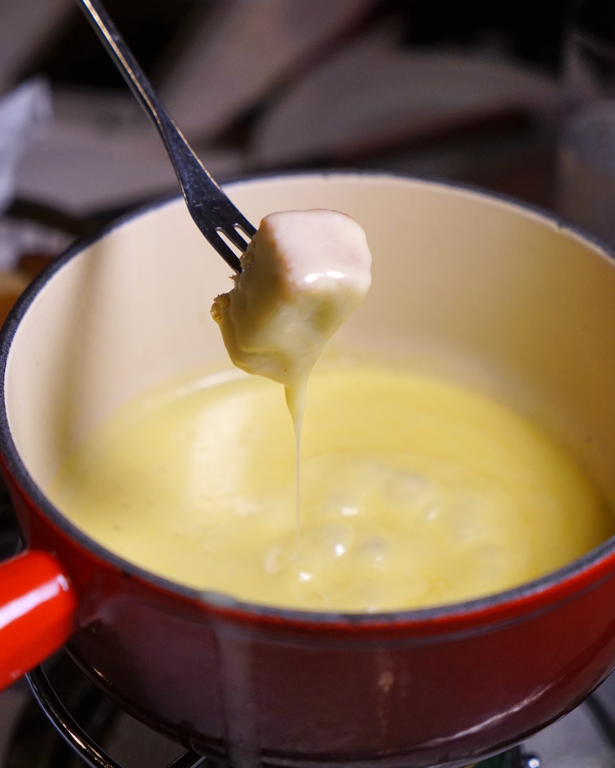Fondue savoyarde aux 3 fromages : recette facile pour 4 à 6 pers