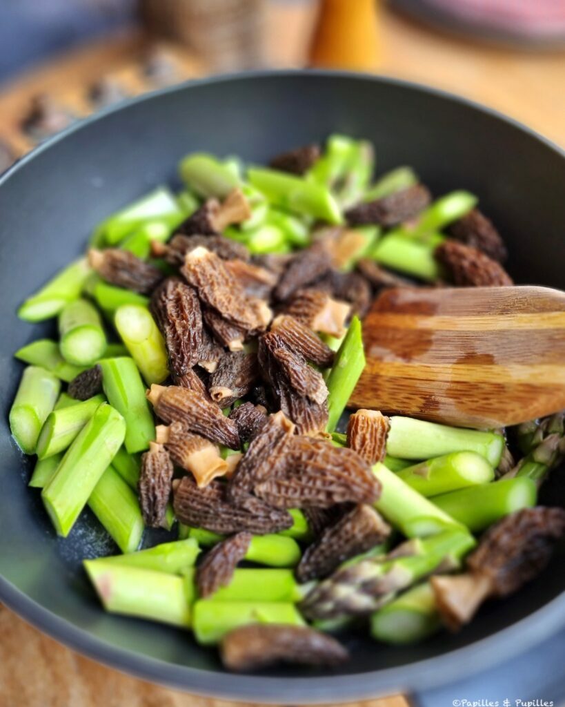 Asperges et morilles dans la poêle