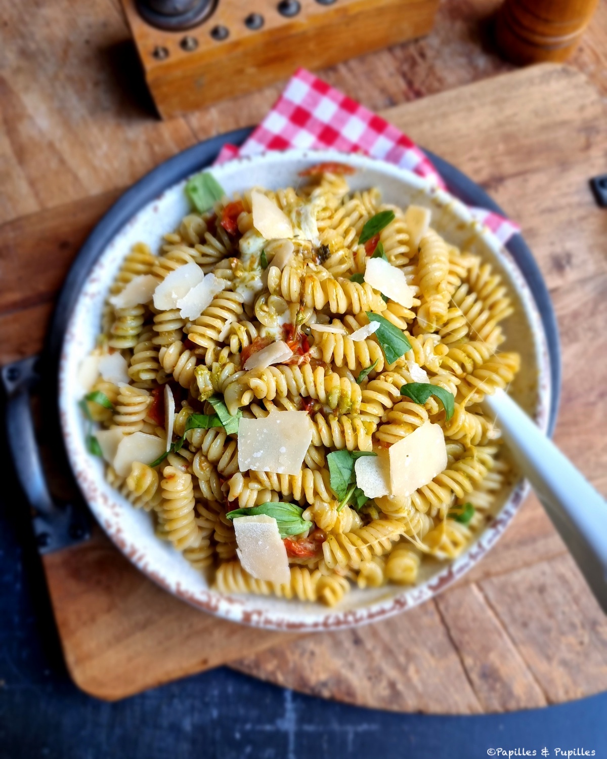 Pâtes aux tomates rôties, mozzarella, pesto et Parmesan