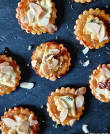 Tartelette au confit d'échalotes, Chabichou, amandes et thym