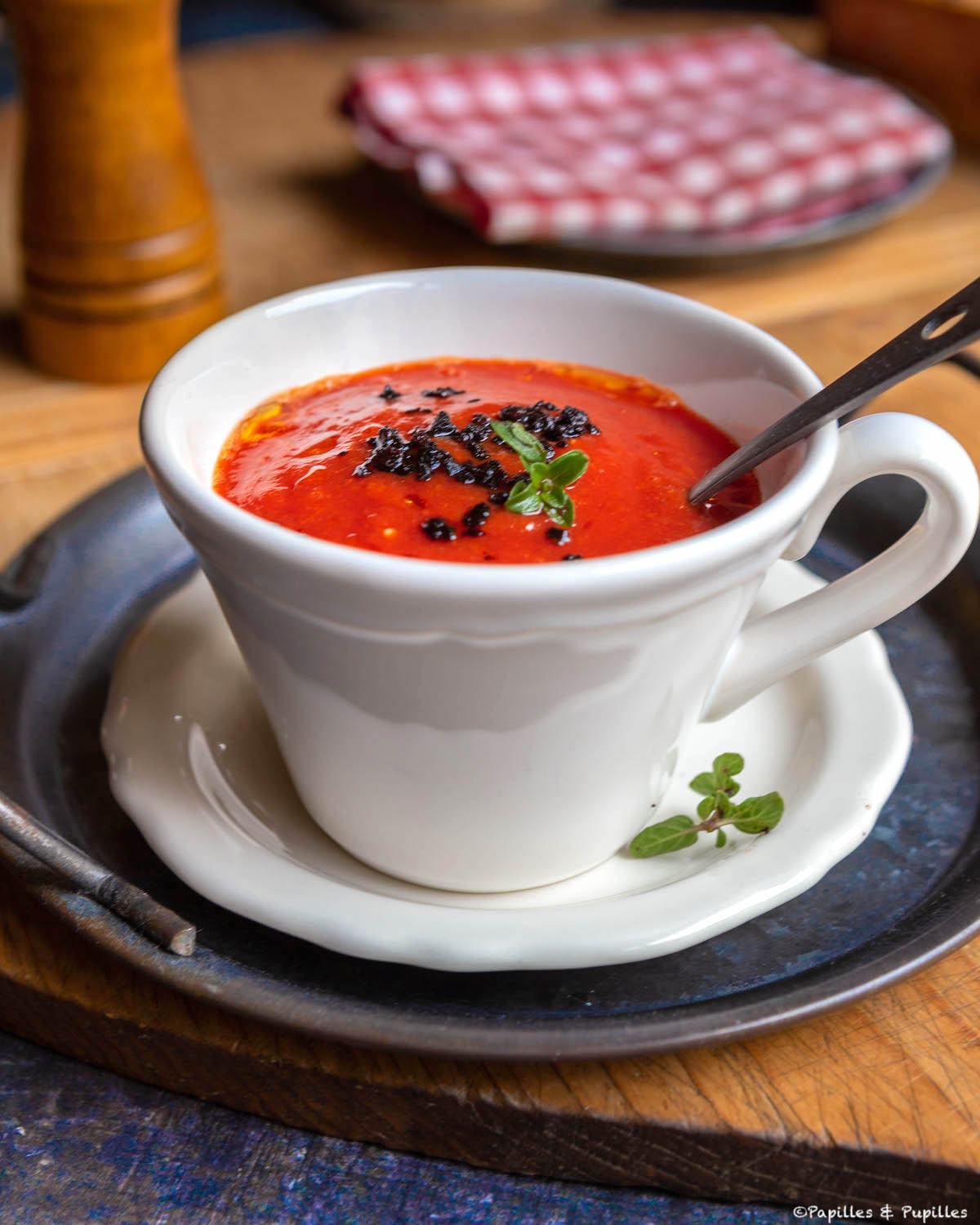 Soupe de tomates et poivrons rôtis, ail et origan