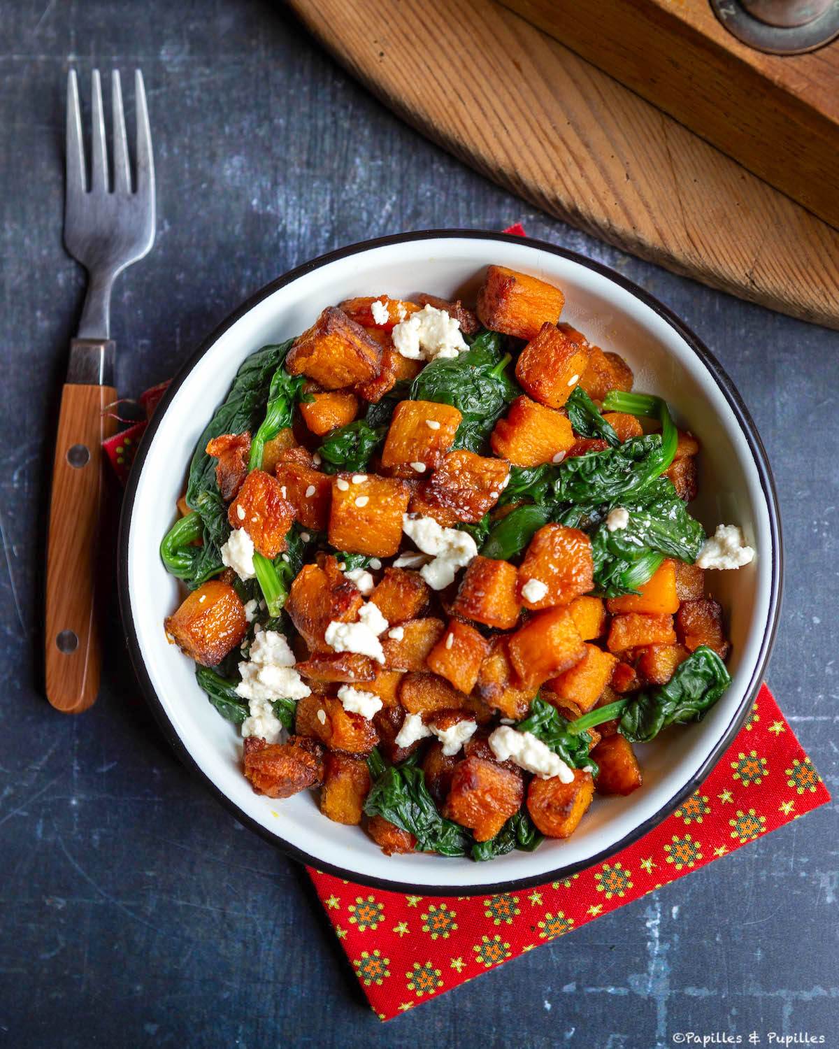 Dés de butternut, épinards, sésame et feta