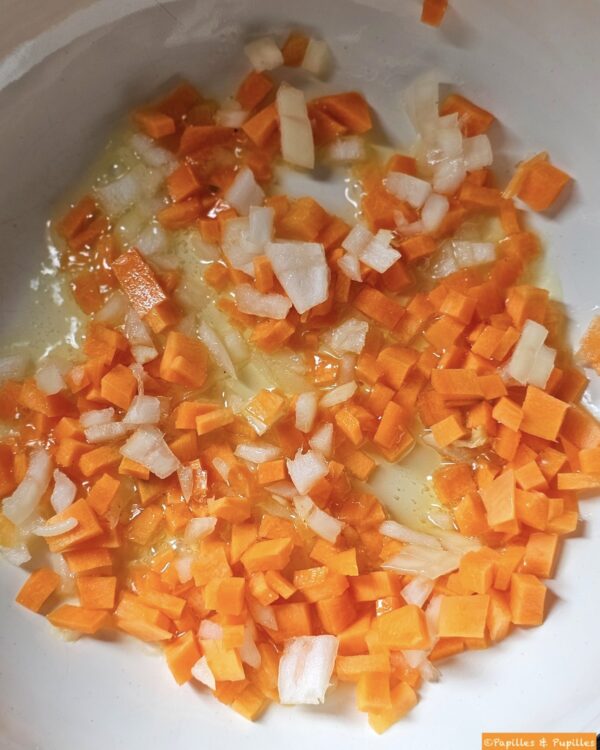 Dés de carotte et d'oignon dans l'huile