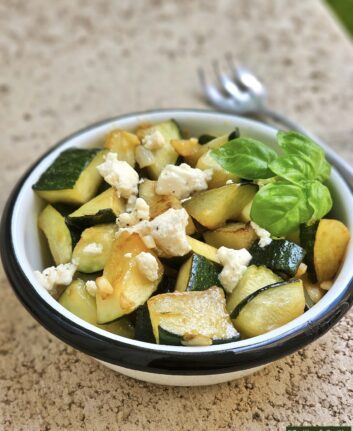 Courgettes sautées à la feta, citron et basilic