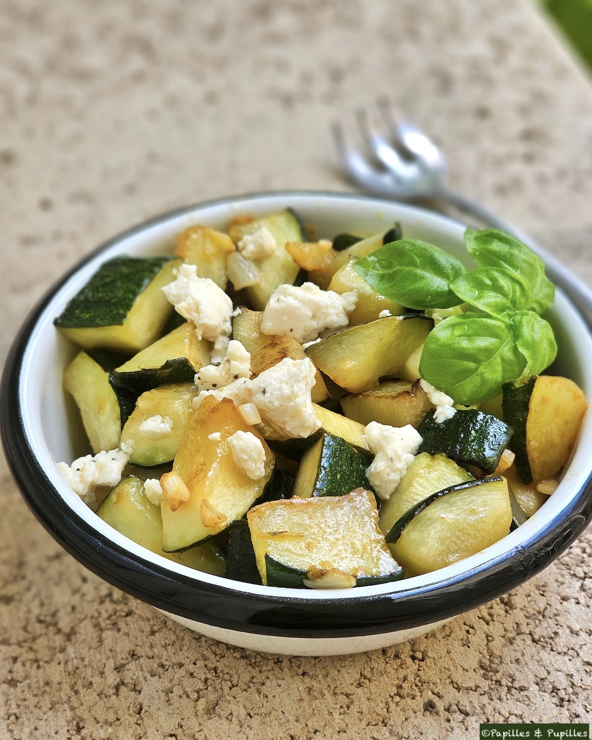 Courgettes sautées à la feta, citron et basilic