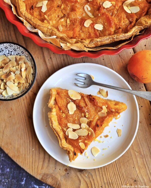 Part de tarte à l'abricot, amandes et romarin