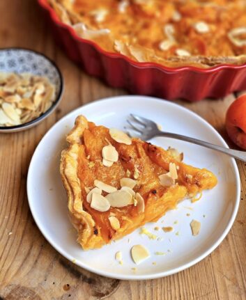 Part de tarte à l'abricot, amandes et romarin