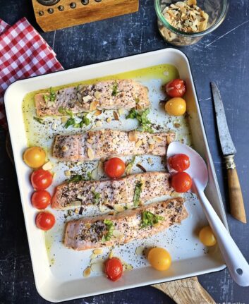 Saumon, zaatar, tomates cerises, basilic, amandes