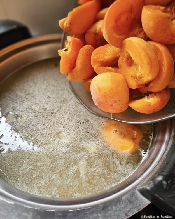 Versez les abricots dans le sirop