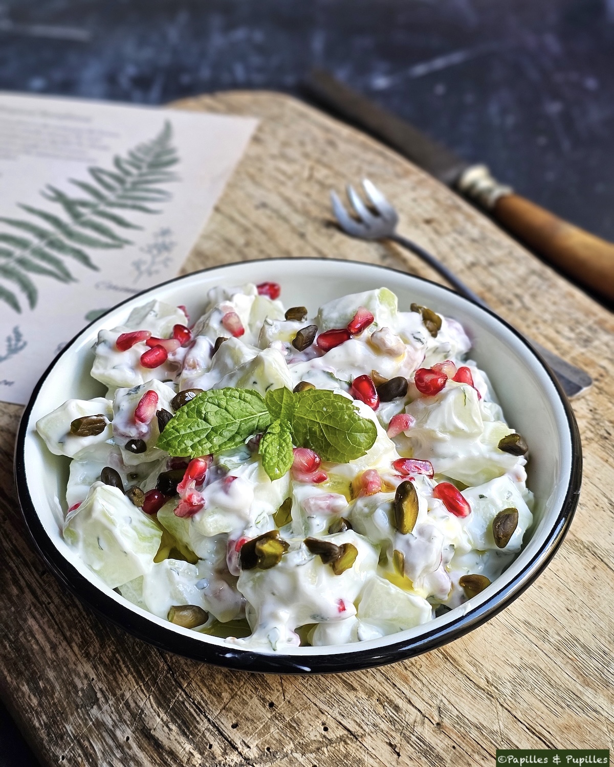 Salade de concombre au yaourt, grenade, pistaches et menthe