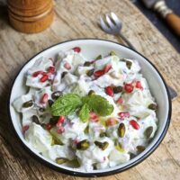 Salade de concombre au yaourt, grenade, pistaches et menthe