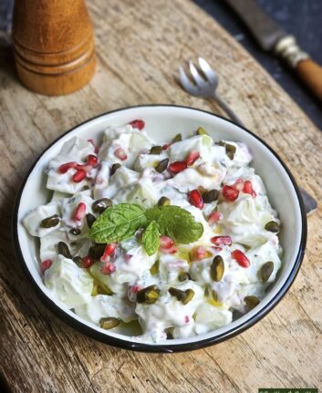 Salade de concombre au yaourt, grenade, pistaches et menthe