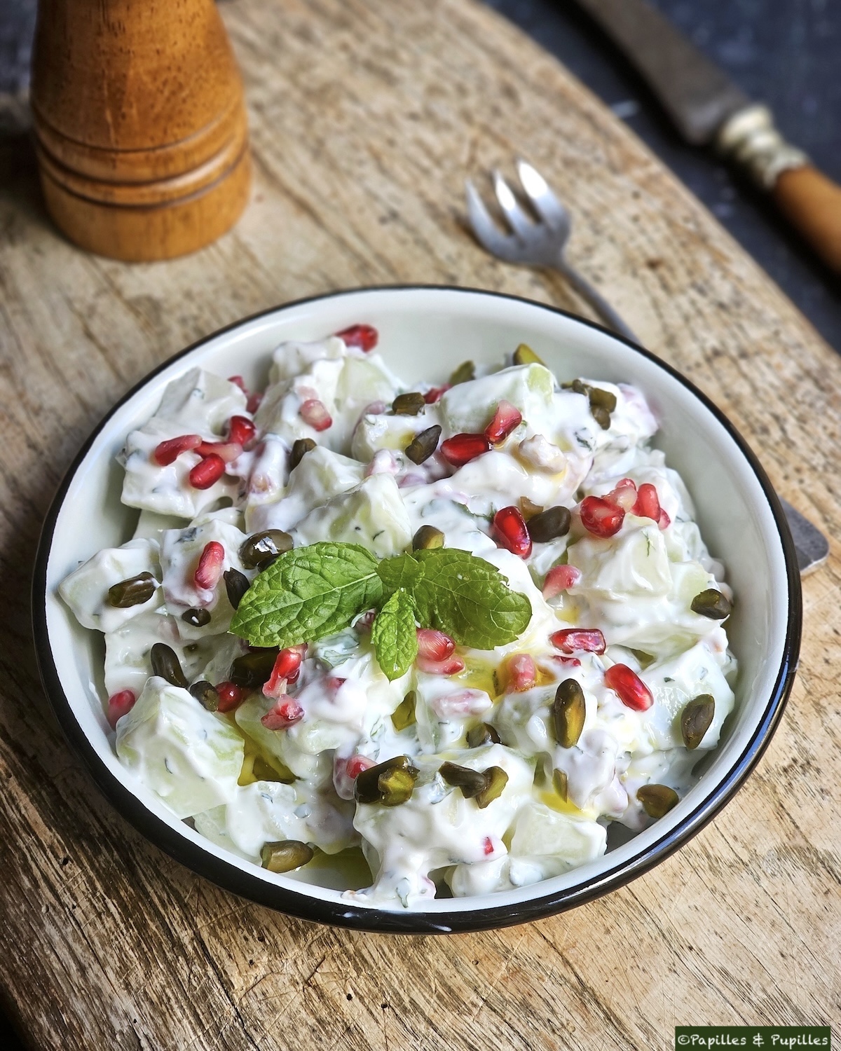 Salade de concombre au yaourt, grenade, pistaches et menthe