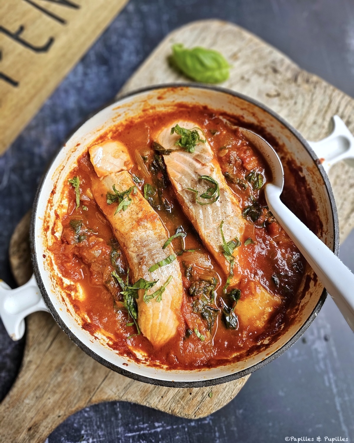 Saumon à l'arrabbiata, épinards et Parmesan